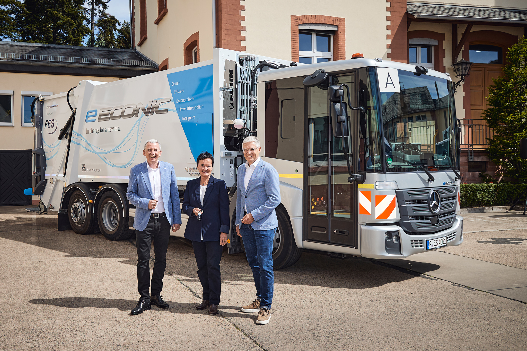 Übergabe des batterieelektrischen eEconic an die FES