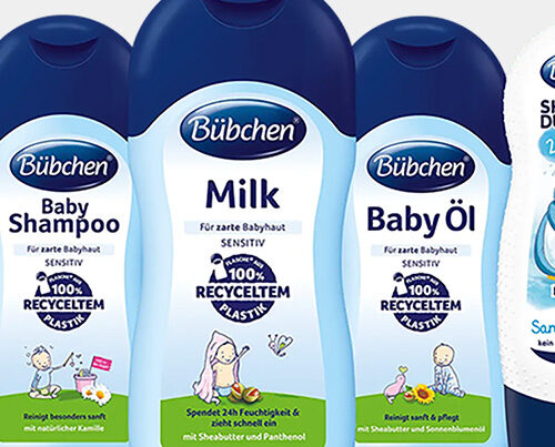 Drei blaue Flaschen verschiedener Kinderhautpflegeprodukte der Marke Bübchen.