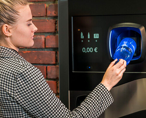 Einwurf einer Flasche in einen Pfandautomaten