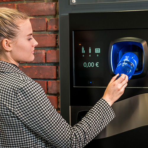 Einwurf einer Flasche in einen Pfandautomaten