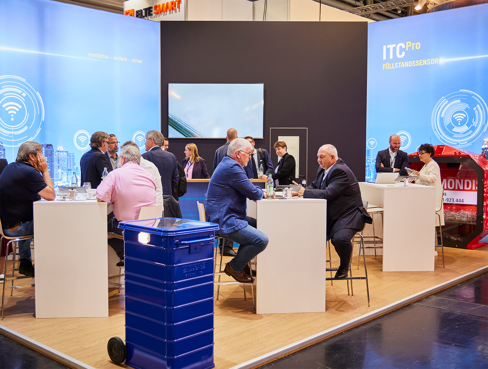 Am Stand von ITCPro wird der Sensor zur Füllstandsmessung präsentiert