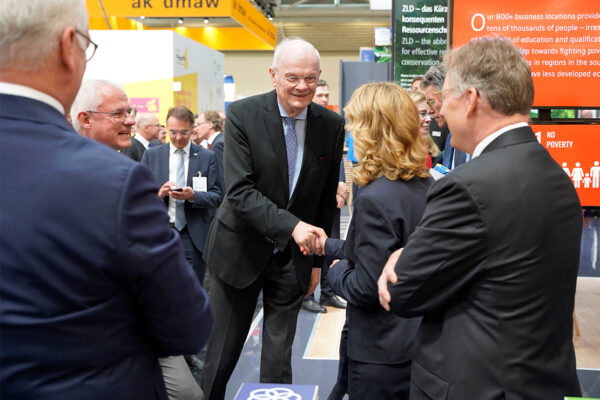 IFAT_Nachbericht_72 dpi_Ministerin_2 Ehrenaufsichtsratsvorsitzender Norbert Rethmann begrüßt Umweltministerin Steffi Lemke am Stand von Remondis