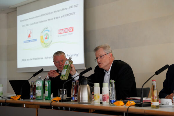 IFAT_Nachbericht_72 dpi_PK_1 Reinhard Schneider, Geschäftsführender Gesellschafter von Werner & Mertz, zeigt im Rahmen der Pressekonferenz nachhaltige Frosch-Verpackungen