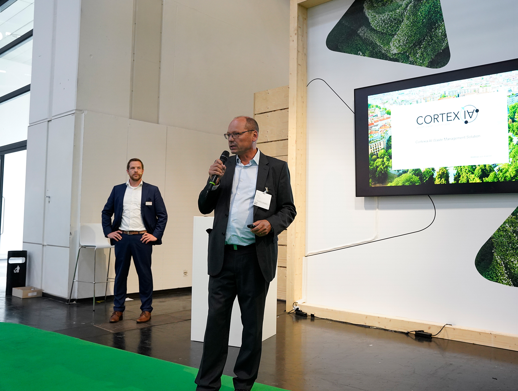 Johannes Schön, Geschäftsführer Remondis Digital Services spricht mit Andréas von Kaenel, CEO von Cortexia, über „KI zur Optimierung der Qualität, Sicherheit und Effizienz der städtischen Dienstleistungen“