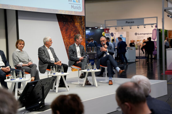 IFAT_Nachbericht_72 dpi_Vortrag Ephan Jürgen Ephan, Geschäftsführer Remondis Recycling (rechts), spricht auf der Podiumsdiskussion „Zukunft Kreislaufwirtschaft: Chemisches Recycling als Baustein“