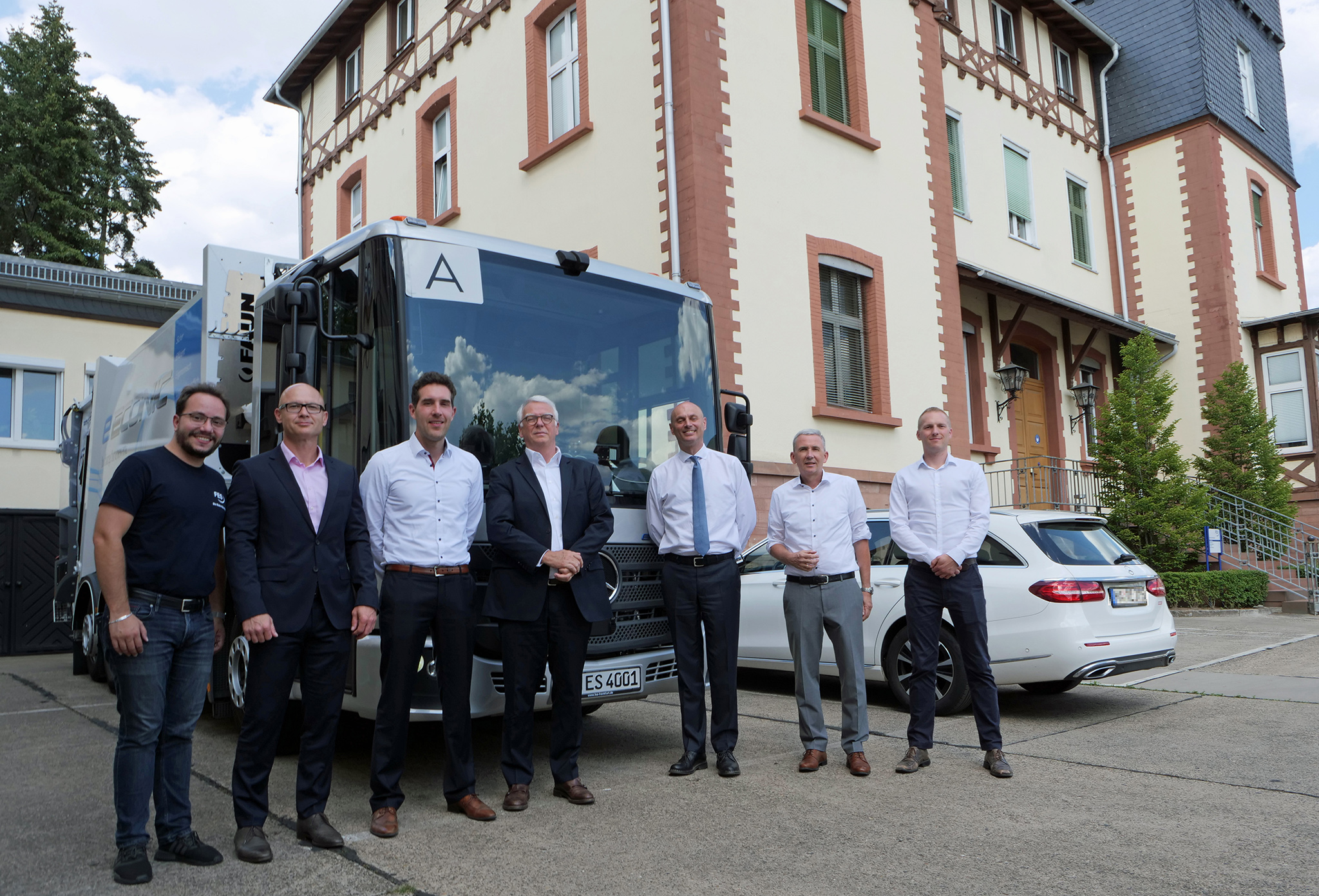 Gruppenfoto: v.l.: Pascal Wunderlich (Projektleiter E-Mobilität FES), Heinrich Funk (Geschäftsführer REMONDIS Südwest), Christian Tauchmann (Geschäftsführer REMONDIS Südwest), Thomas Conzendorf (Vorstand REMONDIS), Dr. Martin Rethmann (Vorsitzender des Aufsichtsrats REMONDIS), Dirk Remmert (Geschäftsführer FES) und Sebastian Klein (Kaufmännischer Leiter REMONDIS Südwest)