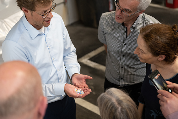REM_Besuch Delegation Nordirland_72 dpi_2 Carsten Schleeberger zeigt den Gästen Kunststoffgranulate