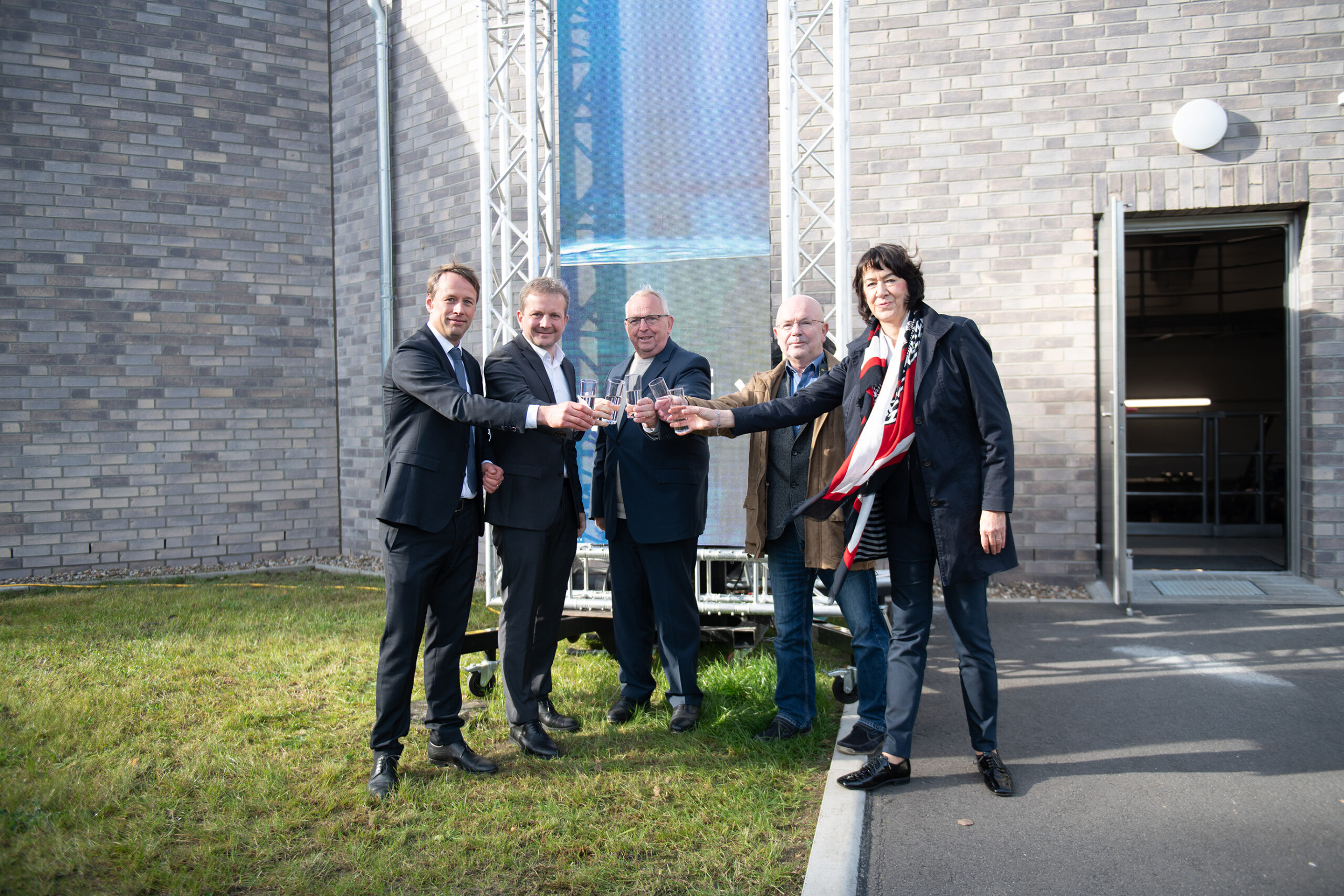 Stoßen auf den neuen Reinwasserbehälter an: v.l.: WAG-Geschäftsführer Hanno Nispel, Oberbürgermeister Dr. Rico Badenschier, Mecklenburg-Vorpommerns Minister für Klimaschutz, Landwirtschaft, ländliche Räume und Umwelt, Dr. Till Backhaus, Aufsichtsratsvorsitzender Gert Rudolf und WAG-Geschäftsführerin Petra Beyer
