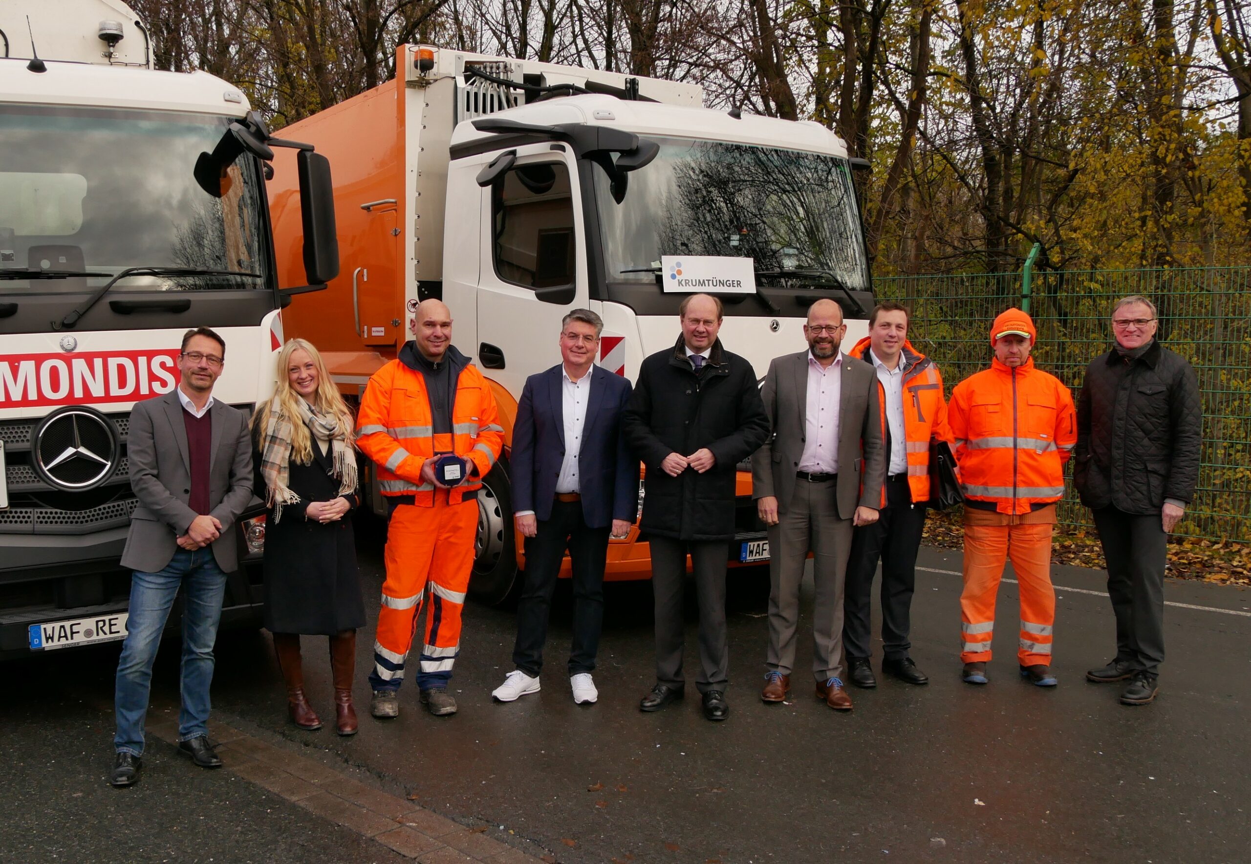 v.l.: Mobilfunkkoordinator Michael Doths, Lisa Bördeling (Geschäftsführerin REMONDIS Südwestfalen), REMONDIS-Kraftfahrer Meik Weinert, Frédéric Dildei (STF), Landrat Dr. Olaf Gericke, Kreisbaudezernent Dr. Herbert Bleicher, Michael Morch (Betriebsleitung Ahlener Umweltbetriebe), KEG-Kraftfahrer Achim Siegert und Franz Krumtünger (Leitung Logistik u. Infrastruktur AWG)