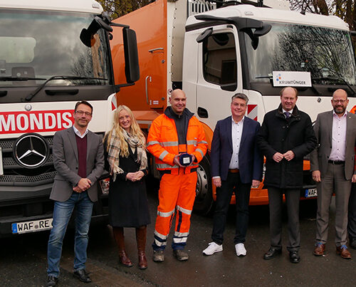 v.l.: Mobilfunkkoordinator Michael Doths, Lisa Bördeling (Geschäftsführerin REMONDIS Südwestfalen), REMONDIS-Kraftfahrer Meik Weinert, Frédéric Dildei (STF), Landrat Dr. Olaf Gericke, Kreisbaudezernent Dr. Herbert Bleicher, Michael Morch (Betriebsleitung Ahlener Umweltbetriebe), KEG-Kraftfahrer Achim Siegert und Franz Krumtünger (Leitung Logistik u. Infrastruktur AWG)