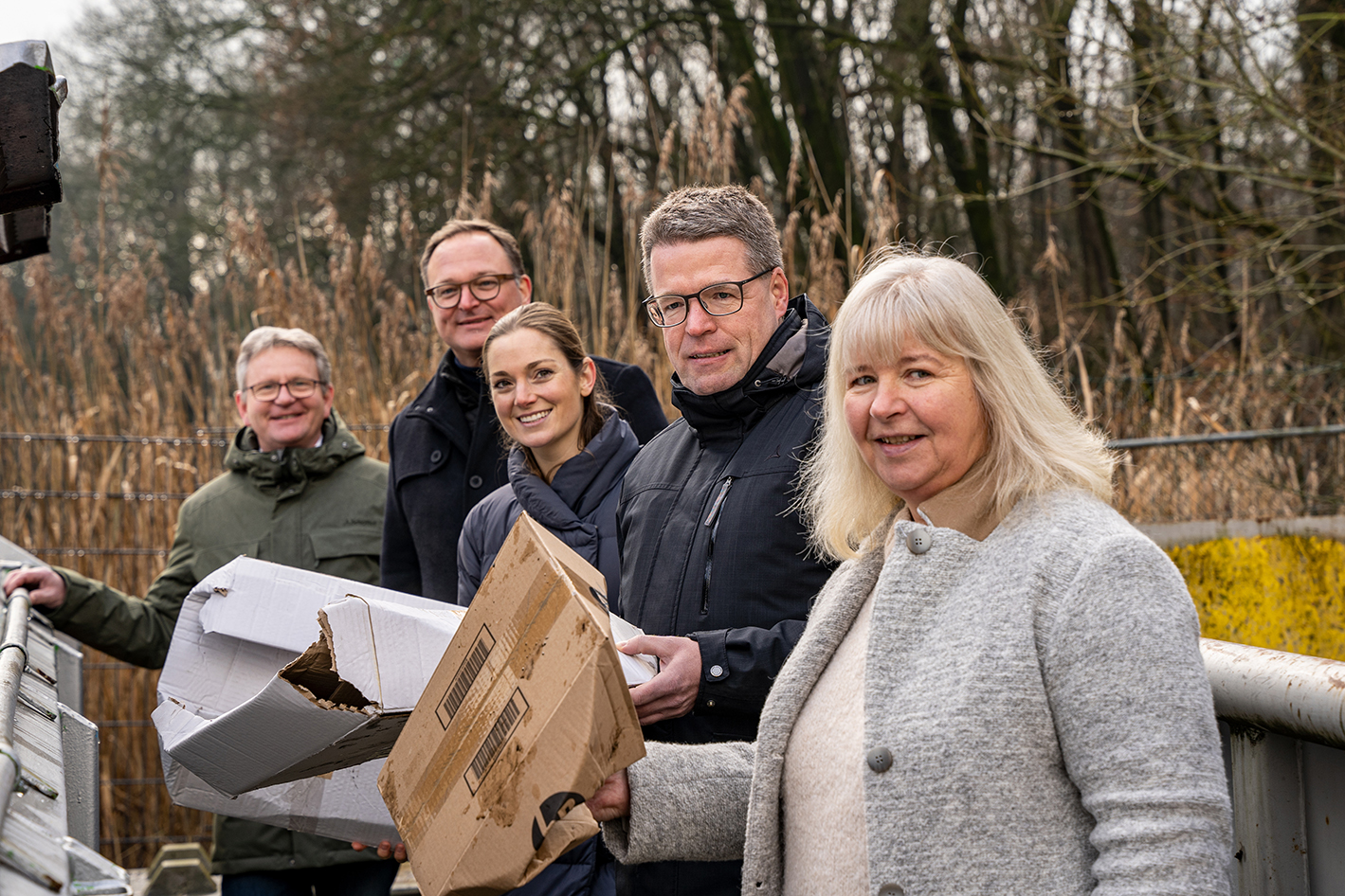 v.l. Stefan Bölte, Geschäftsführer Wirtschaftsbetriebe Kreis Coesfeld, Thorsten Feldt, Geschäftsführer REMONDIS Region West, und die Bürgermeisterinnen und Bürgermeister der beteiligten Kommunen Eliza Diekmann (Coesfeld), Christoph Gottheil (Rosendahl) und Marion Dirks (Billerbeck)