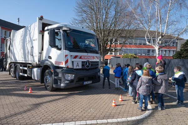 Blicki_Ahrweiler_100 dpi_3 Jedes Kind durfte auf dem Fahrersitz Platz nehmen und mit eigenen Augen sehen, was der Fahrer in den Spiegeln erblicken kann und was nicht