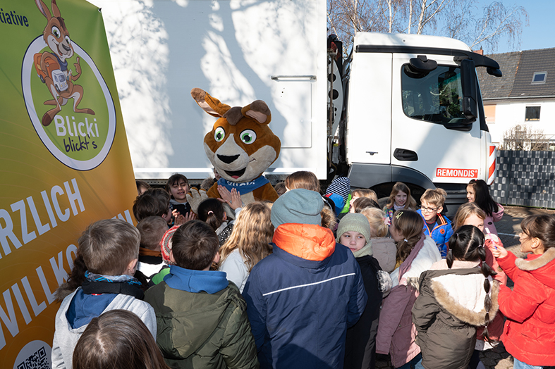 Känguru Blicki umringt von begeisterten Grundschulkindern in Ahrweiler
