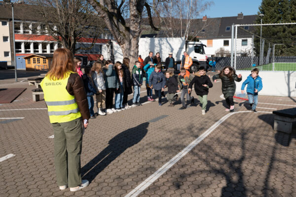 Blicki_Ahrweiler_100 dpi_5 Die Kinder der Aloisius-Grundschule lernten anhand verschiedener Spiele etwas über ihre Reaktionsfähigkeit und den Anhalteweg