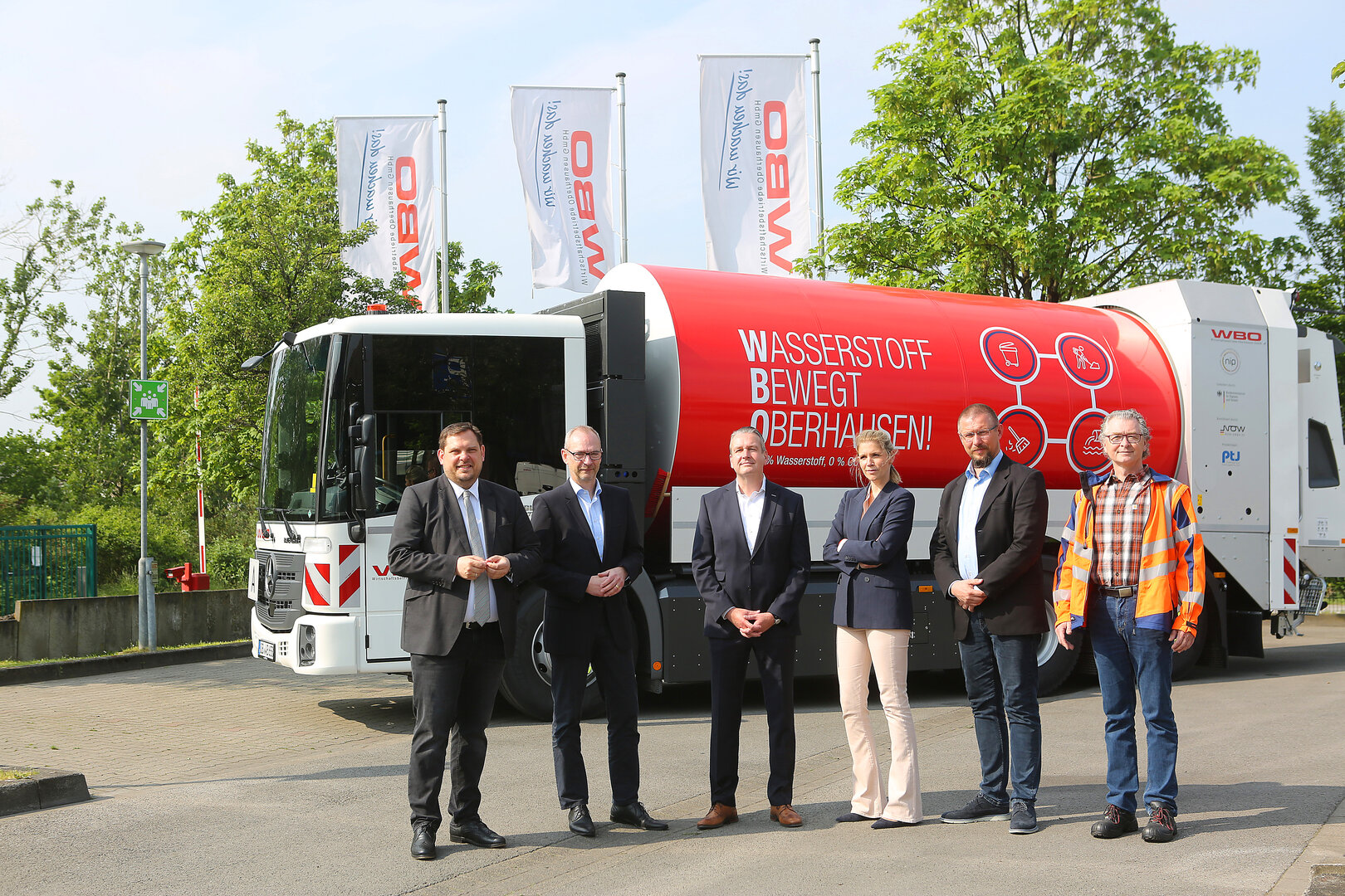 v.l.: Oberbürgermeister Daniel Schranz, Andreas Kußel (WBO), Guido Hanning (REMONDIS), Julia Hadrossek, Arndt Mothes und Ralf Wehren (alle drei WBO) stellten das Wasserstoff-Sammelfahrzeug vor