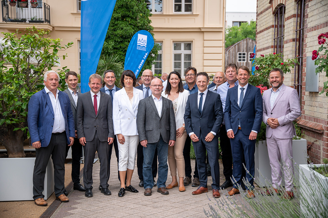 Sie feierten zusammen 80 Jahre erfolgreiche Wasserwirtschaft in Schwerin: v.l.: Dr. Josef Wolf, Karsten Schultz, Dr. Rico Badenschier, Robert Ristow, Petra Beyer, Andreas Bankamp, Gerd Rudolf, Madlen Schult, Bernd Nottebaum, Dr. André Nientiedt, Dr. Hagen Brauer, Frank Fischer, Hanno Nispel, Marten Eger