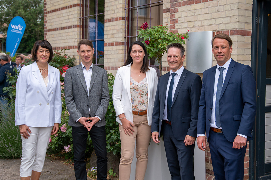 ie Geschäftsführerinnen und Geschäftsführer der drei Unternehmen (v.l.): Petra Beyer (WAG), Karsten Schultz (SAE), Madlen Schult (AQS), André Nientiedt (AQS) und Hanno Nispel (WAG)