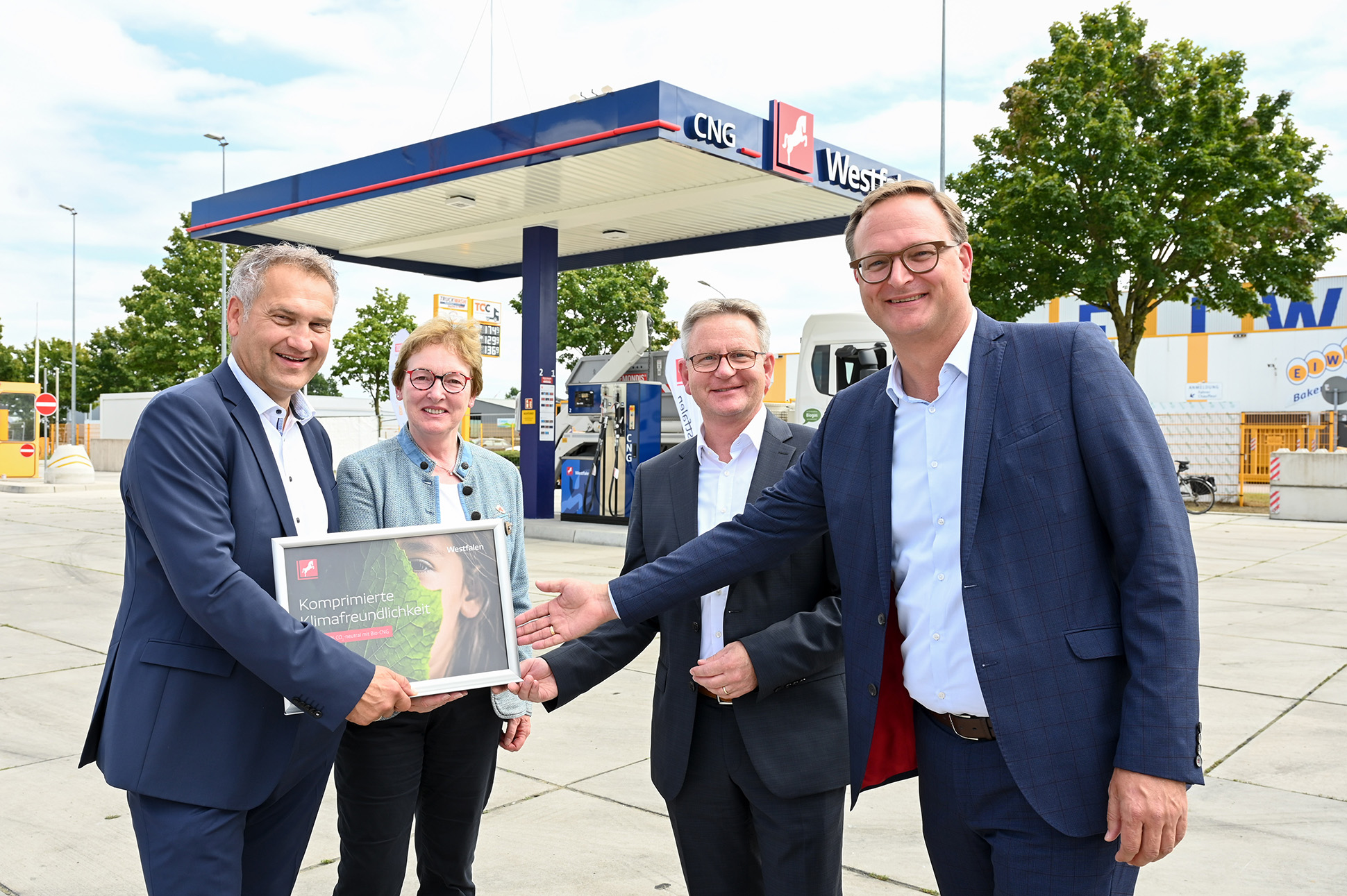 Andre Stracke (Leiter Mobility, Westfalen), Ulrike Fascher (stellvertretende Bürgermeisterin Coesfeld), Dipl.-Ing. Stefan Bölte (Geschäftsführer, Wirtschaftsbetriebe Kreis Coesfeld) und Thorsten Feldt (Geschäftsführer REMONDIS Region West)