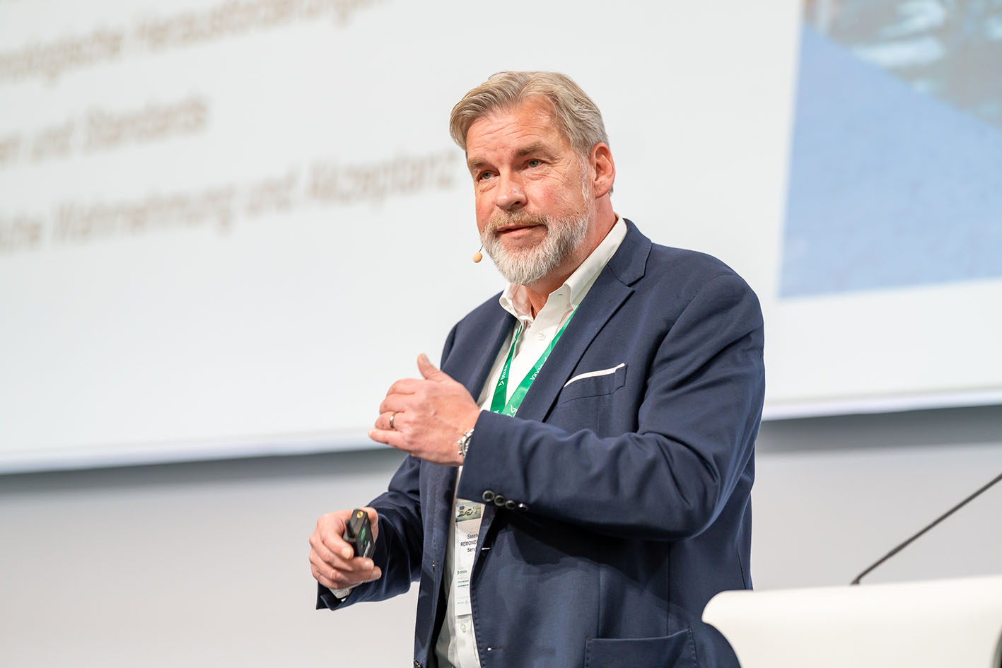 Biodiesel, Elektro, Wasserstoff: Vielfalt alternativer Antriebe Sascha Hähnke, REMONDIS, REMONDIS Sustainable Services, Alternative Antriebe, Mobilität, Antrieb, Verkehrswende, Logistik, Kreislaufwirtschaft, Elektromobilität, Müllabfuhr, Zukunftskongress Nutzfahrzeuge, Berlin, Motor, Technologieoffenheit, Treibstoff, Daseinsvorsorge, Clean Vehicles Directive, Beschaffung sauberer Straßenfahrzeuge, Förderprogramm für Klimaschonende Nutzfahrzeuge und Infrastruktur KsNI