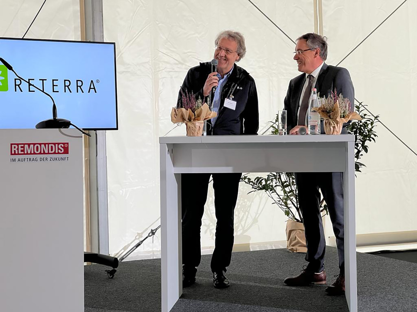 Axel Steffen vom Ministerium für Landwirtschaft, Umwelt und Klimaschutz und Aloys Oechtering, Geschäftsführung RETERRA bei der Podiumsdiskussion in Ahrensfelde