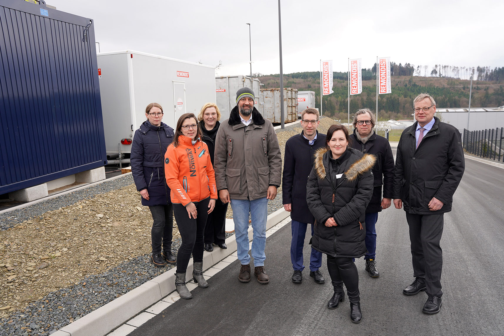 Auch der Bürgermeister von Schmallenberg, Burkhard König, sowie weitere Vertreterinnen und Vertreter der Stadt schauten zur Eröffnung vorbei