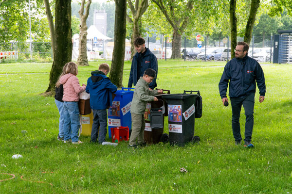 REM_13.06.2024__DSC0729 Die Grundschulkinder sortieren den Abfall in die richtigen Tonnen