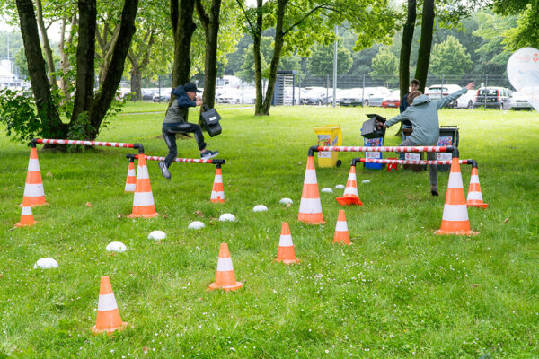 REM_13.06.2024__DSC0855 Bei der Recycling-Rallye überspringen die Grundschulkinder Hürden, um anschließend den Abfall in die richtigen Tonnen zu sortieren
