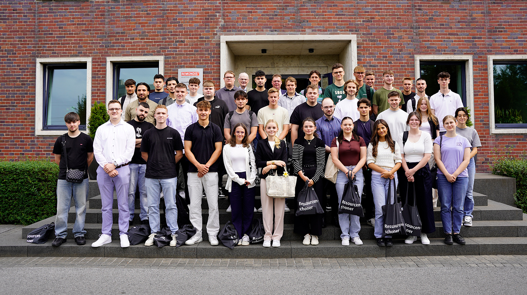 Gruppenbild der repräsentativen Gruppe bei der Azubieinführung 2024 im Lippewerk in Lünen