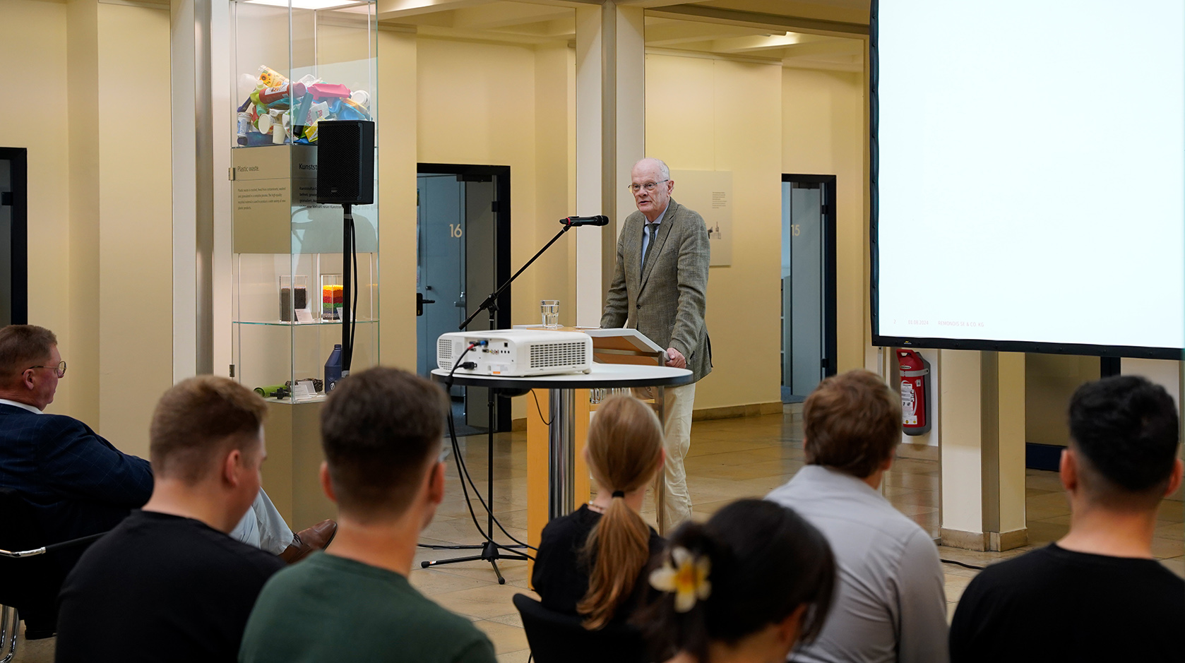 Norbert Rethmann hält Rede in der Hauptverwaltung des Lippewerks zur Azubieinführung 2024